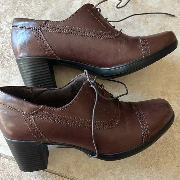 Like new Clarks Bendables Womens Size 8M Lace-up Brown Leather Oxford Heels - Picture 4 of 8